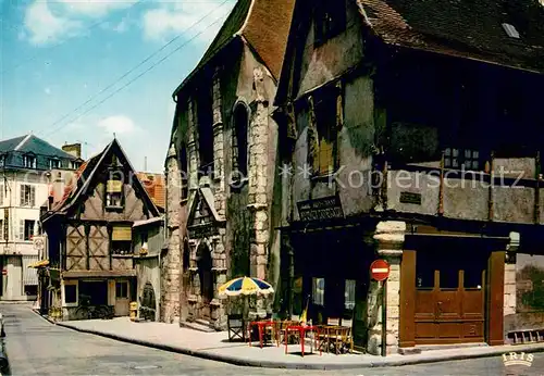 AK / Ansichtskarte Montlucon_03 Eglise Saint Pierre et vieilles maisons de bois 
