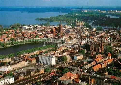AK / Ansichtskarte Schwerin__Mecklenburg Altstadt mit Paulskirche Dom Pfaffenteich und Schloss Fliegeraufnahme 