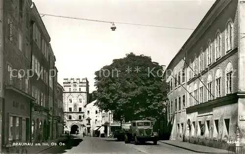 AK / Ansichtskarte Braunau_Inn Motiv Innenstadt Stadttor Lastwagen Braunau Inn