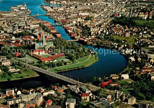AK / Ansichtskarte Trondheim Parti fra byen med Domkirken Nidelven Fliegeraufnahme Trondheim
