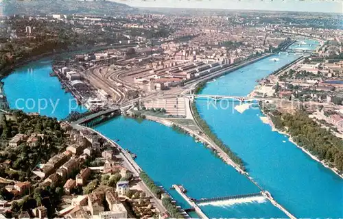 AK / Ansichtskarte Lyon_France Le confluent du Rhone et de la Saone a la Mulatiere dans le fond les Monts dOr Vue aerienne Lyon France