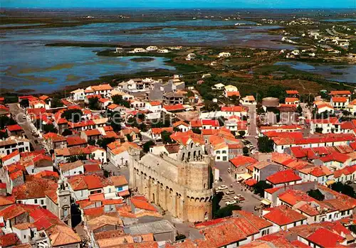 AK / Ansichtskarte Les_Saintes Maries de la Mer Eglise fortifiee et les Mas Camarguais vue aerienne Les