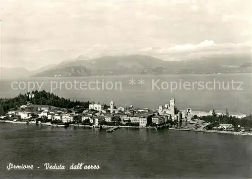 AK / Ansichtskarte Sirmione_Lago_di_Garda Fliegeraufnahme Veduta dall aerea Sirmione_Lago_di_Garda