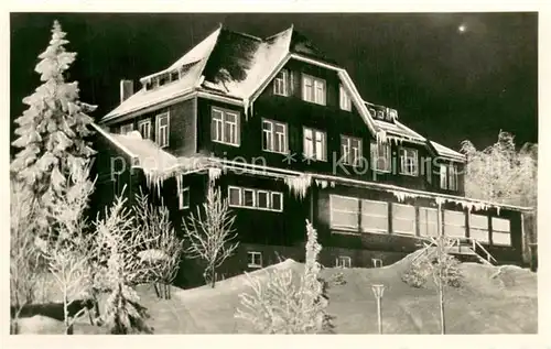 AK / Ansichtskarte Oberhof_Thueringen FDGB Erholungsheim Stachanow im Winter bei Nacht Oberhof Thueringen