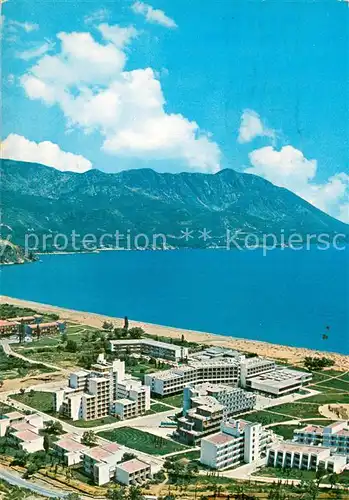 AK / Ansichtskarte Becici_Montenegro Hotelanlagen Strand Kuestenpanorama Berge 