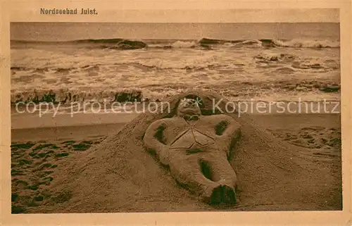 AK / Ansichtskarte Juist_Nordseebad Nordseeinsel Strand Figur im Sand Juist_Nordseebad
