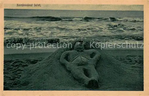 AK / Ansichtskarte Juist_Nordseebad Strand Figur im Sand Nordseeinsel Juist_Nordseebad