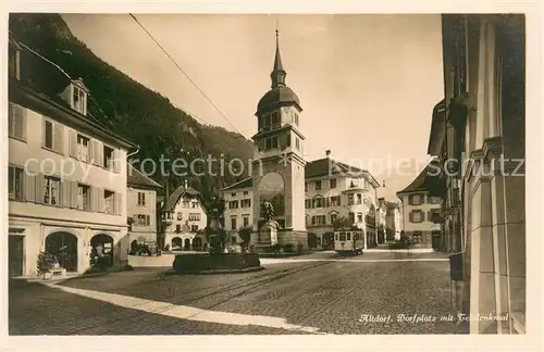 AK / Ansichtskarte Altdorf_UR Dorfplatz mit Tell Denkmal Altdorf_UR