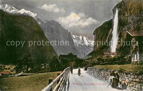 AK / Ansichtskarte Lauterbrunnen_BE Ortsstrasse Wasserfall Berner Alpen Lauterbrunnen BE