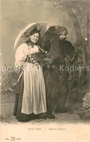 AK / Ansichtskarte Bern_BE Berner Tracht Costume Bernois Mann mit Baerenkostuem Bern_BE