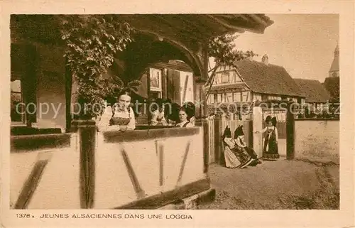 AK / Ansichtskarte Mulhouse_Muehlhausen Jeunes Alsaciennes dans une loggia Costumes Mulhouse Muehlhausen