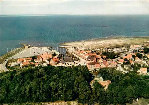 AK / Ansichtskarte Neuharlingersiel Mingers Hotel und Restaurant mit Faehrhaus am Anleger Fliegeraufnahme Neuharlingersiel