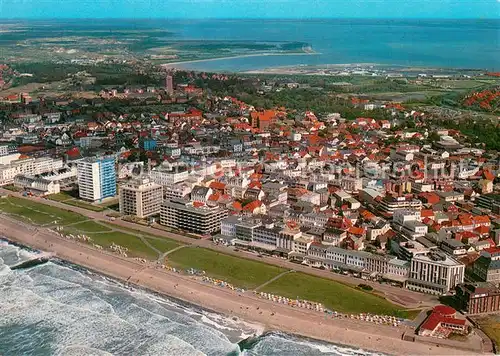 AK / Ansichtskarte Norderney_Nordseebad Kaiserstrasse mit Strandpromenade Fliegeraufnahme Norderney_Nordseebad
