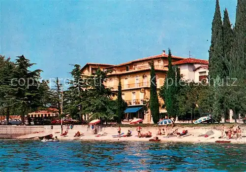 AK / Ansichtskarte Torri_del_Benaco Hotel Lido Garni Aussenansicht m. Strand Torri_del_Benaco