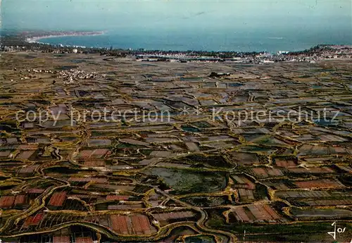 AK / Ansichtskarte Presqu_Ile_de_Guerande Les marais salants et la Baie de La Baule vue aerienne Presqu_Ile_de_Guerande