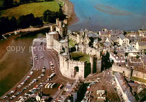 AK / Ansichtskarte Caernarvon Castle from the air Caernarvon