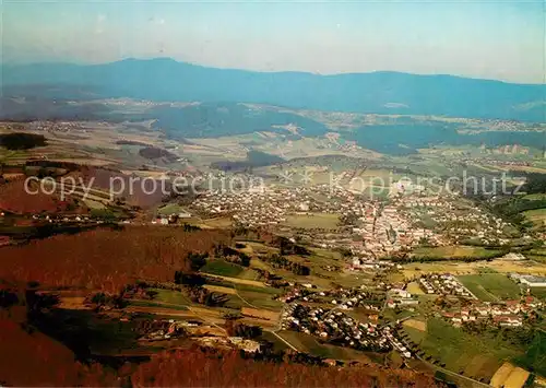 AK / Ansichtskarte Grafenau_Niederbayern Fliegeraufnahme Gesamtansicht m. Bayerischer Wald Grafenau Niederbayern