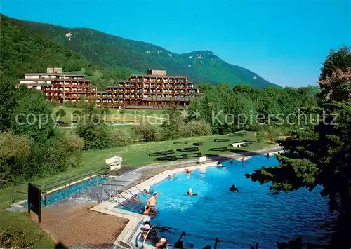AK / Ansichtskarte Bad_Urach Thermalbad m. Blick zum Parkhotel u. Hotel Schwaebisch Alb Bad_Urach