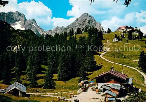 AK / Ansichtskarte Garmisch Partenkirchen Am Kreuzeck Kreuzalm und Kreuzeckhaus mit Zugspitze und Waxensteine Garmisch Partenkirchen