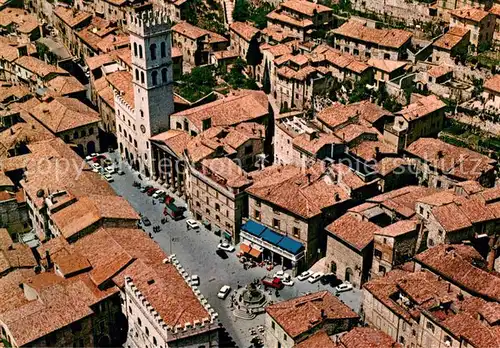 AK / Ansichtskarte Assisi_Umbria Veduta aerea della Piazza del Comune con la Torre Civica e il Tempio di Minerva Assisi Umbria