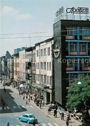AK / Ansichtskarte Chorzow_Koenigshuette_Oberschlesien Teilansicht Strasse Fussgaenger 