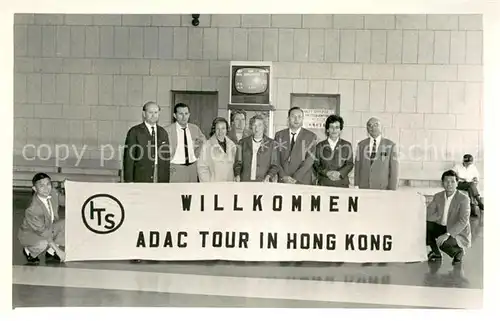 AK / Ansichtskarte Hong_Kong ADAC Tour Gruppenfoto Flughafen Hong_Kong