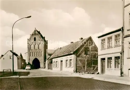 AK / Ansichtskarte Grimmen Greifswalder Strasse und Greifswalder Tor Grimmen