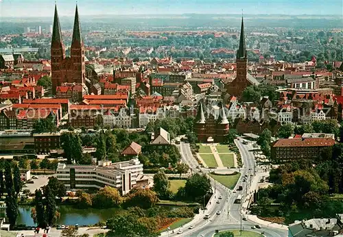 AK / Ansichtskarte Luebeck Blick auf St Marien Holstentor und St Petri Fliegeraufnahme Luebeck