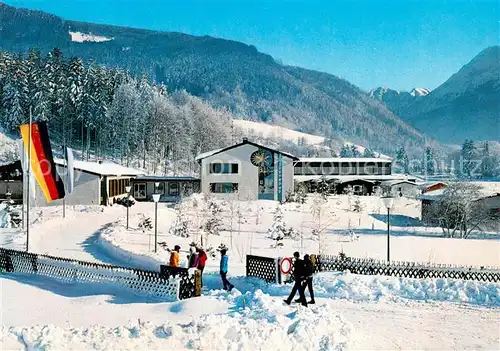 AK / Ansichtskarte Inzell Sport  und Jugendferiendorf Blick zum Zwiesel und Hochstaufen Winterlandschaft Alpen Inzell