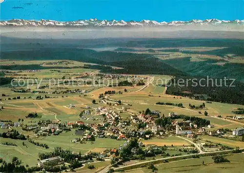 AK / Ansichtskarte Hoechenschwand Fliegeraufnahme mit Schweizer Alpenkette Hoechenschwand