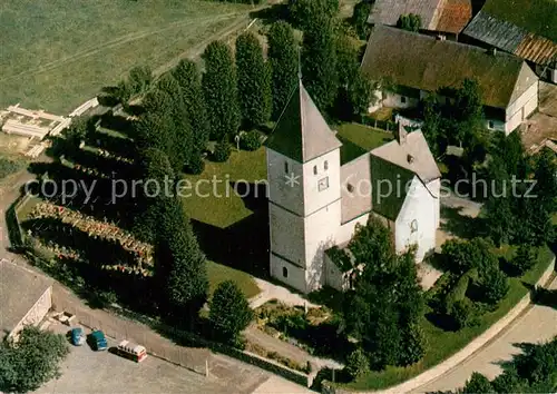 AK / Ansichtskarte Schmallenberg Kath Pfarrkirche St Cyriacus Berghausen Fliegeraufnahme Schmallenberg