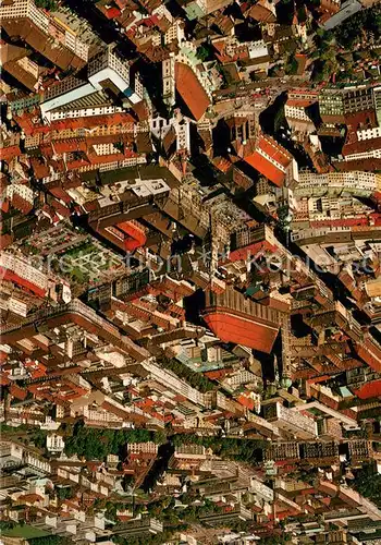 AK / Ansichtskarte Muenchen Fliegeraufnahme mit Rathaus Marienplatz Pfarrkirche St Peter und Frauenkirche Muenchen