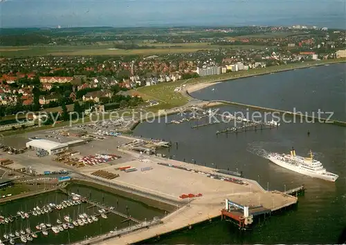 AK / Ansichtskarte Cuxhaven_Nordseebad Faehr und Yachthafen mit Seebaederbruecke und Teilansicht der Stadt an der Grimmershoernbucht Fliegeraufnahme Cuxhaven_Nordseebad