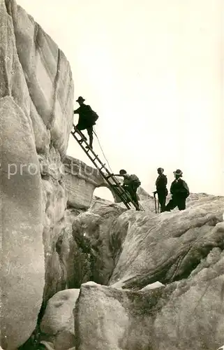 AK / Ansichtskarte Mont_Blanc__Montagne Passage dune crevasse 