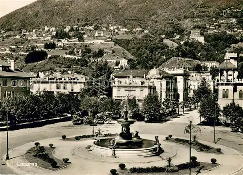 AK / Ansichtskarte Locarno_TI Stadtplatz mit Brunnen Locarno_TI