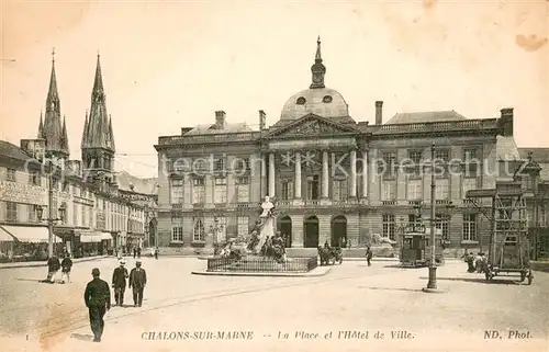 AK / Ansichtskarte Chalons sur Marne Place et Hotel de Ville Monument Tram 