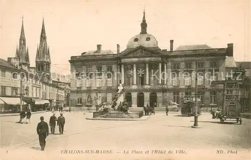 AK / Ansichtskarte Chalons sur Marne Place et Hotel de Ville Monument Tram 