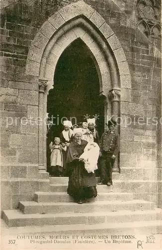 AK / Ansichtskarte Plougastel Daoulas Un bapteme Coutumes Moeurs et Costumes Bretons Plougastel Daoulas
