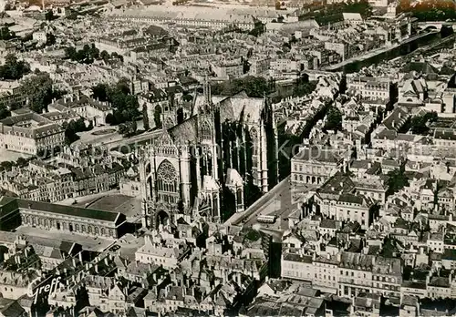 AK / Ansichtskarte Metz_Moselle Vue aerienne La Cathedrale la Place dArmes et la Place Saint Etienne Metz_Moselle