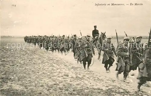 AK / Ansichtskarte Militaria_Frankreich_WK1 Infanterie en Manauvres 