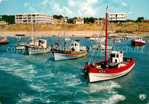 AK / Ansichtskarte Tharon Plage Le port bateaux de peche et la plage Tharon Plage