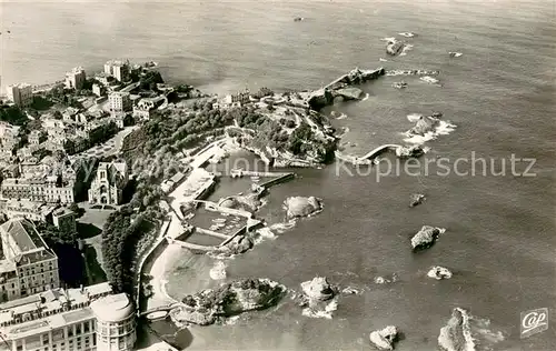AK / Ansichtskarte Biarritz_Pyrenees_Atlantiques Fliegeraufnahme Casino Bellevue Port des Pecheurs  Biarritz_Pyrenees