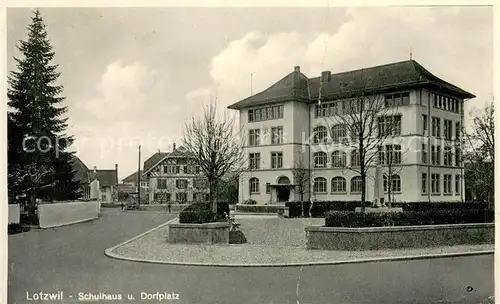 AK / Ansichtskarte Lotzwil_Lotzwyl_BE Schulhaus und Dorfplatz 