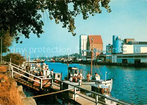 AK / Ansichtskarte Heiligenhafen_Ostseebad Hafen Anleger Fischkutter Heiligenhafen_Ostseebad