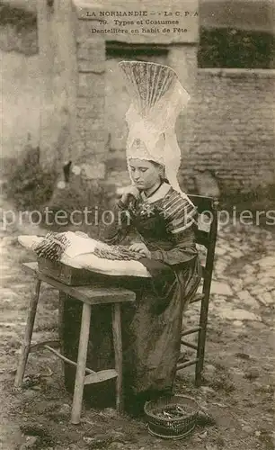 AK / Ansichtskarte Trachten La Normandie  