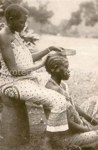 AK / Ansichtskarte Africa_Afrika_Afrique Haare flechten Africa_Afrika_Afrique