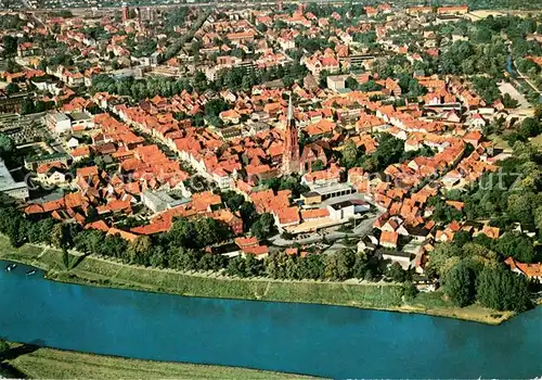 AK / Ansichtskarte Nienburg_Weser Blick auf Stadtzentrum und Weser Nienburg Weser