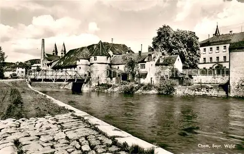 AK / Ansichtskarte Cham_Oberpfalz Uferpartie am Regen Blick zur Altstadt Cham Oberpfalz