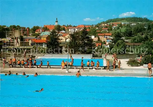 AK / Ansichtskarte Grafenau_Niederbayern Freibad mit Blick auf den Ort Grafenau Niederbayern