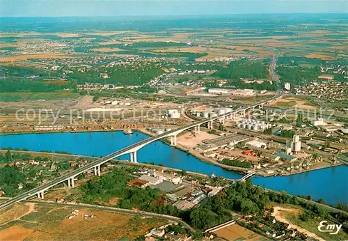 AK / Ansichtskarte Caen Fliegeraufnahme Viaduc de Calix et installations portuaires Caen